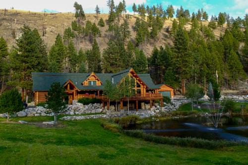 Custom Bitterroot Valley Cabin with Hot Tub and Views!