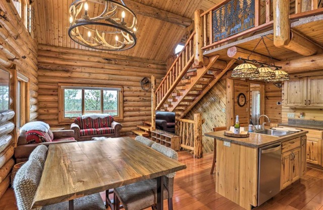 Custom Black hills log cabin w/ views, secluded, 12 miles to MT Rushmore!