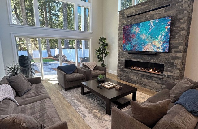 Custom-built Detroit Lake house -- walking distance to the lake and town!