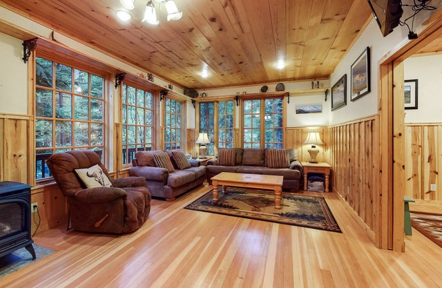 Custom built dog-friendly home on Wallowa River with WiFi, deck & gas stoves