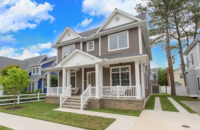 2026 Avail - Custom-Built In-Town Luxurious 6 Bdrm, 5.5 Bath, 7 mins Beach/Shops