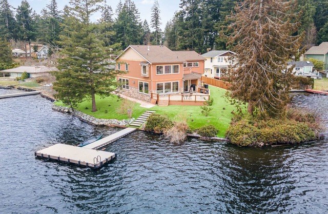 Custom-built lakefront lodge with a dock, deck, & grill for a party of eight