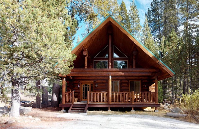 Maßgeschneiderte Blockhütte mit riesigem Deck und großartiger Lage, nur wenige Schritte vom Huntington Lake entfernt