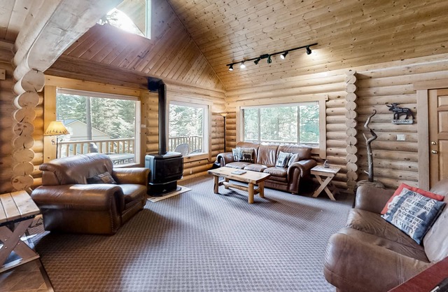 Custom-built log home w/ gas grill, free WiFi, deck, and private location