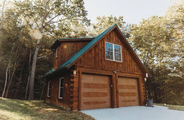 Custom Cabin Garage Studio in the Woods with WiFi