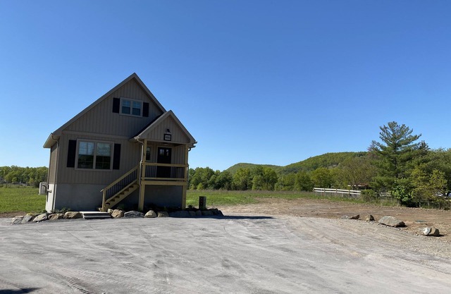 Custom Carriage House, country setting, minutes from Village of Saugerties