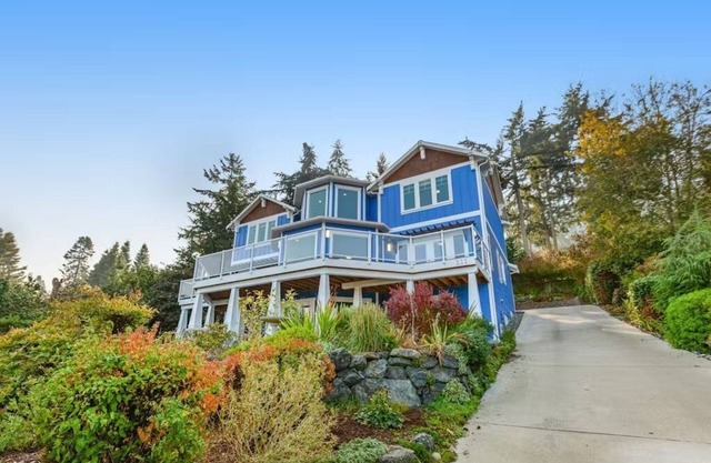 Custom estate with 6 bedrooms, 4+baths, private beach in enchanting Coupeville.