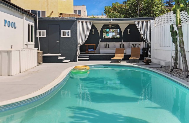 Custom Home mit Cabana, beheiztem Pool, Spa und Aussicht