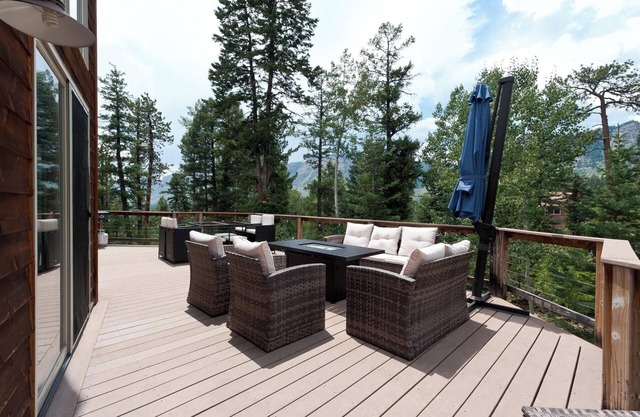 Custom Home with Large Deck on an Acre - Amazing Views - 3 miles to Purg