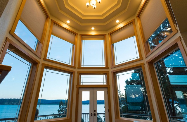 Custom house with majestic Klamath Lake view, hot tub & outdoor space