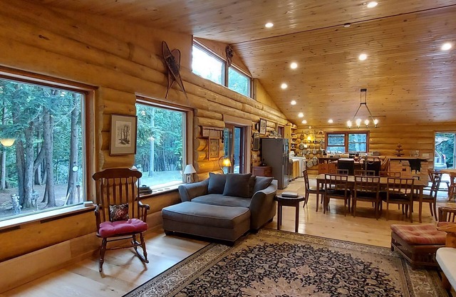 Custom Log Home with 800 ft on Shetland Creek