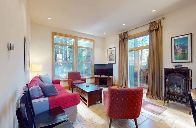 Custom South Lake Tahoe Cottage for 6 Close to Parks and Beaches