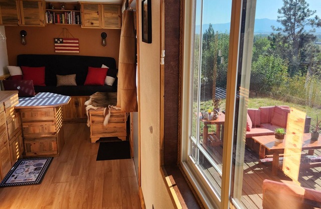 Custom tiny house with an awesome view.nClose to Hamilton and Darby