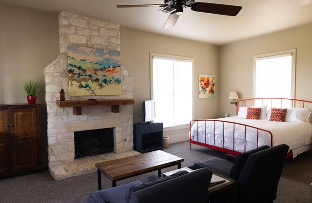 Cute 1 bedroom cottage offering stunning views of the Texas Hill Country.