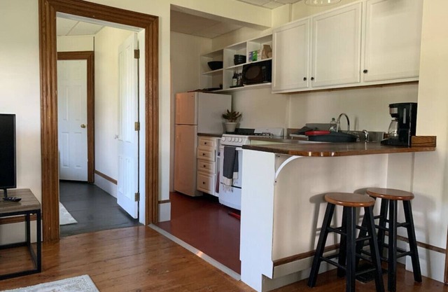 Cute 1 Bedroom in Historic Downtown Shelburne