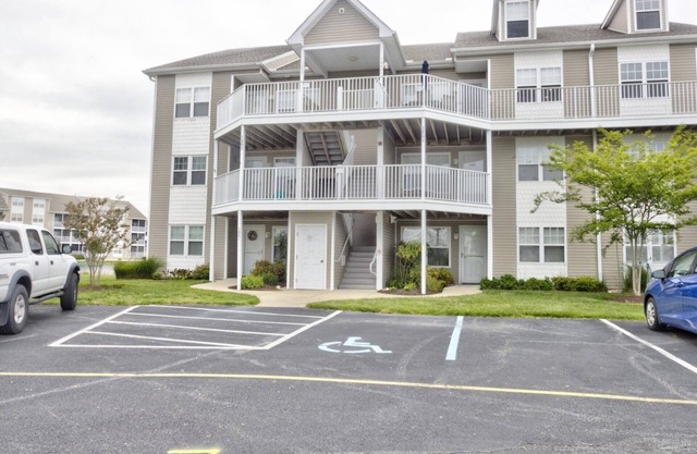 Cute 2 BD, 2 BA Condo w/ Bayside Views, Steps to Pool, Tennis, Kayaking, and Other Activities!