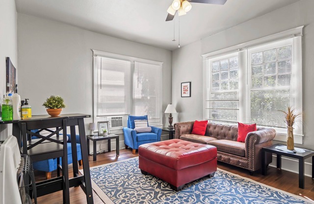 Cute 2 Bed/1 Bath Retreat Near Baylor Hospital
