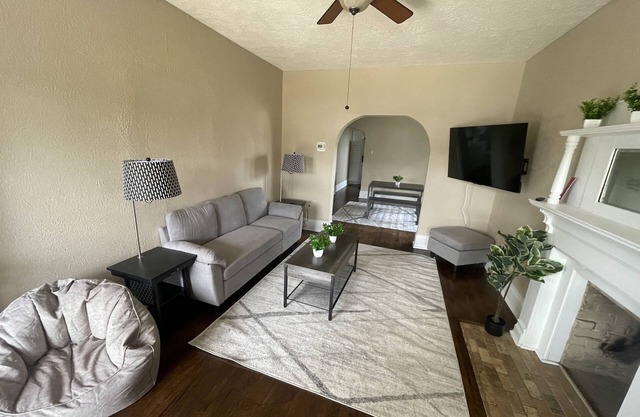 Cute 2 bed 1 bath with off street parking