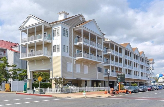 Cute 2-bedroom condo with adorable coastal decor and free WiFi located downtown on the bayside and just two blocks to the beach and Boardwalk!