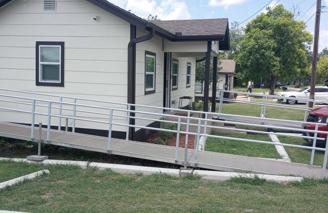 Cute 2-bedroom house. WiFi & handicapped accessible near all Hosp. and colleges.