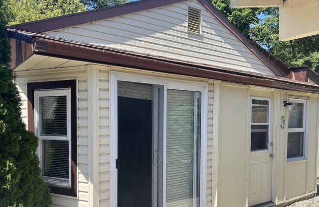 Cute 3 Bedroom Less Then 1 Min Walk to Main Beach