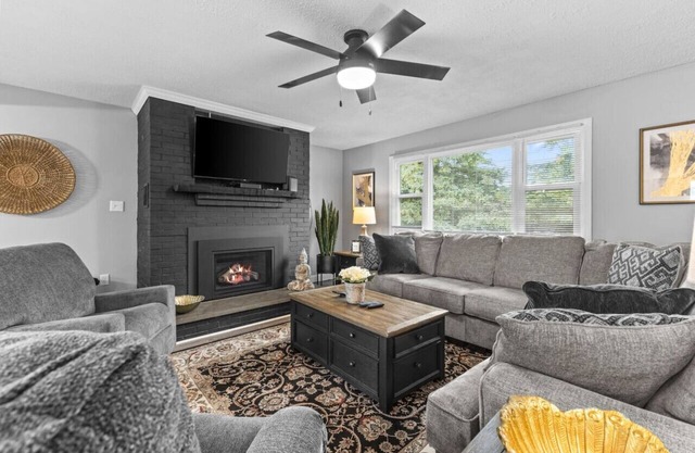 Cute 3BR APT - So Burlington