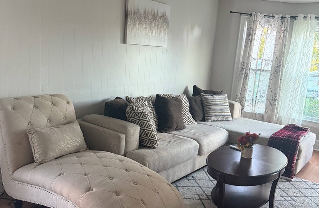 Cute 3BR Upper Unit Home in South Buffalo near downtown