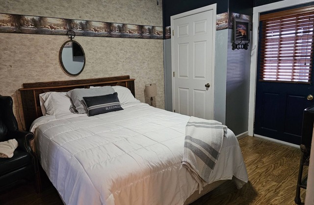 Cute and comfy bedroom with 1 queen bed/private bath
