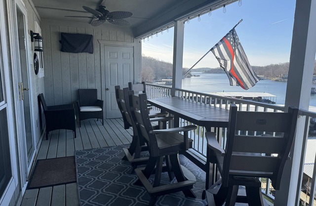 Cute and cozy lakeside paradise condo located on the 3MM