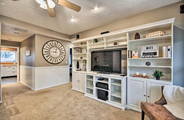 Cute and Cozy PDX Area Townhouse 31 Mi to Mt Hood!