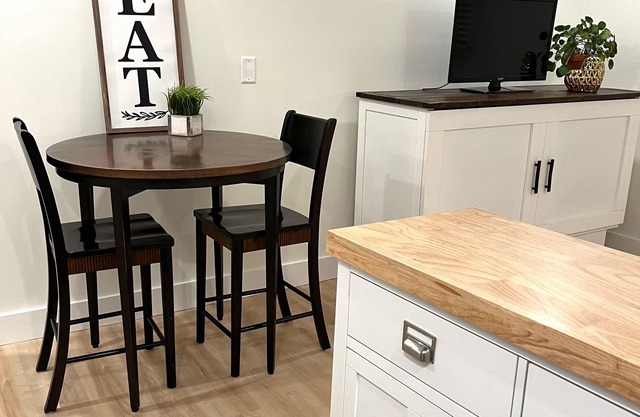 Cute and Cozy, Walking distance to Gorgeous Beach or Beautiful Forest Walk!