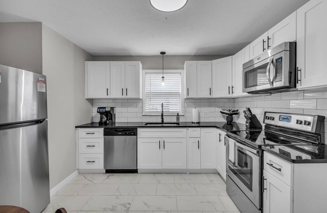 Cute and stylish, 3-bedroom house with WiFi, AC in wonderful Blue Springs