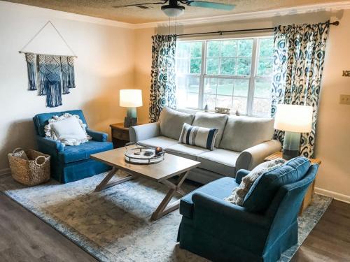 Cute Bleu Bison House -Sleeps 8 1 Block From HU