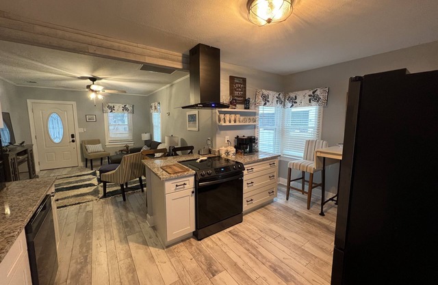 Cute bungalow in downtown clearwater, near clearwater beach, golf and restaurant