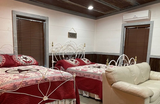 Cute cabin in the country with fishing, games and onsite pond access