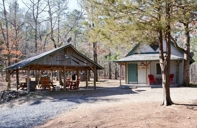Shady Bend Cabin, für 4 Personen, asphaltiert zur Einfahrt. Wolf Pen Trailhead nur 1 Meile.