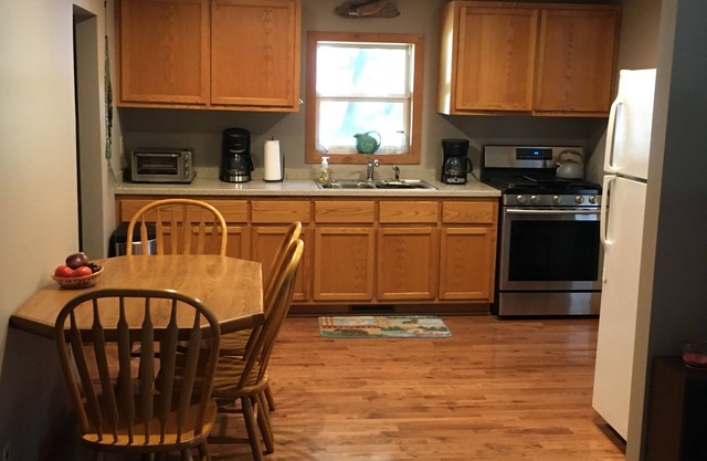 Cute cabin with accommodations for 6 to 8 guests just 75 minutes from Green Bay