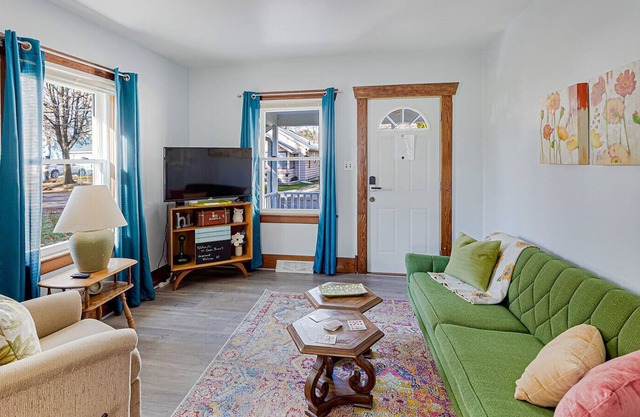 *cute city bungalow, close to downtown, hospital and dogs welcome*