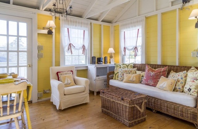 Cute clapboard cottage on the hill off Stage Island Road!