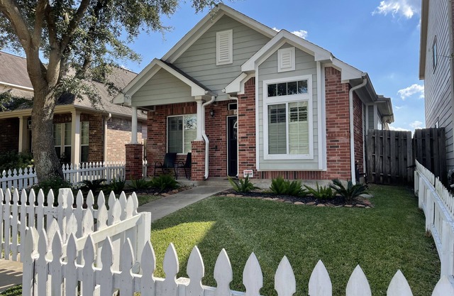Cute & Comfy Home for Short or Long Stays !
