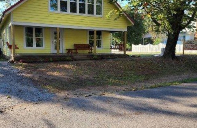 Cute Cottage close to town