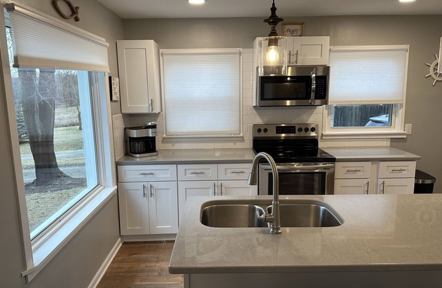 Cute Cottage in Irish Hills with access to all sports lake!