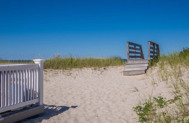 Cute cottage just 50 feet from East Sandwich Beach!