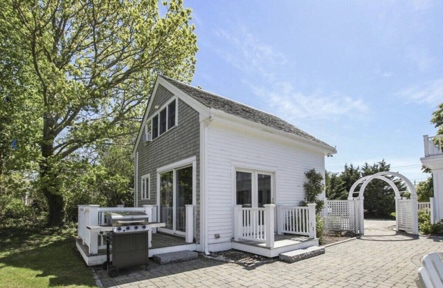 Cute Cottage Living by the Sea!