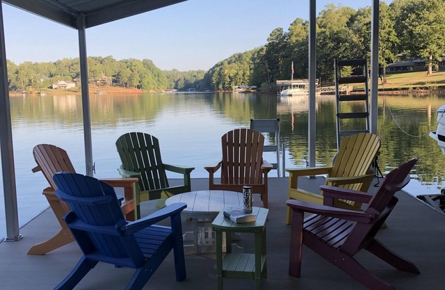Hübsches Ferienhaus am Lake Lanier mit Steg und abgeschirmter Veranda. NEU auf dem Mietmarkt.