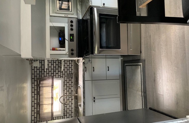 Cute cottage only 8 blocks from downtown!