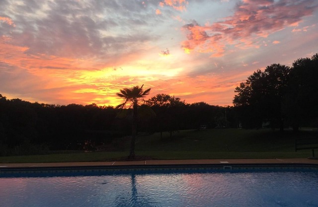 Cute Cottage overlooking stock lake, horse pastures, amazing sunsets, fishing