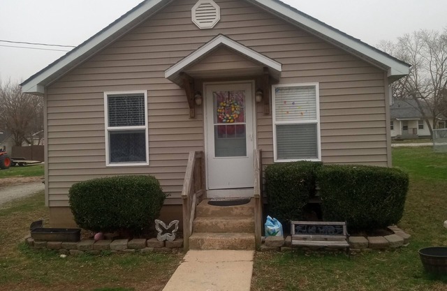 Cute & Cozy 2-bedroom house in wonderful West Plains with AC