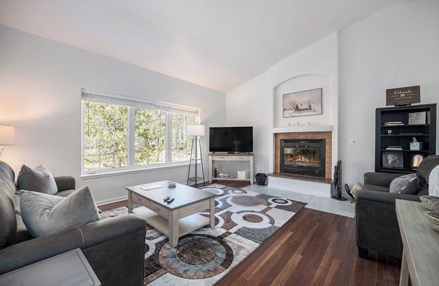 Cute & Cozy 3 Bedroom Home w/ Hot Tub and complimentary Gift Basket