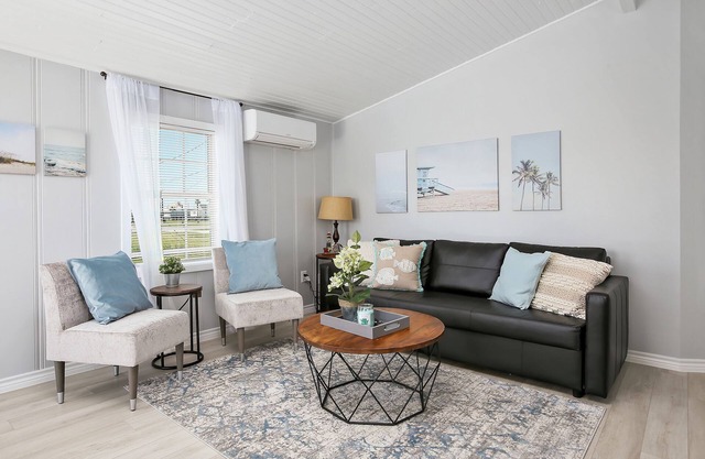 Cute, Cozy and Clean cottage by the Sea! Golf cart fun.